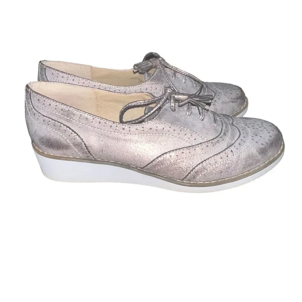 Adrienne Vittadini Trink Silver Distressed Leather Oxford Flats 6.5 in‎ EUC
